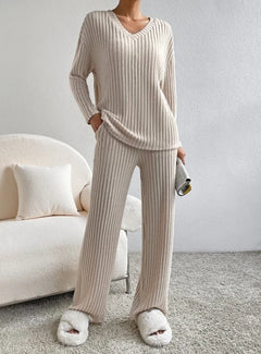Casual 2-piece loungewear set with a relaxed fit, featuring a comfortable top and matching pants in soft fabric.