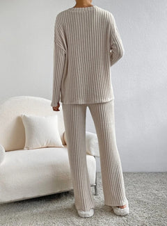 Casual 2-piece loungewear set featuring a relaxed fit top and matching pants in soft fabric, ideal for comfortable everyday wear.