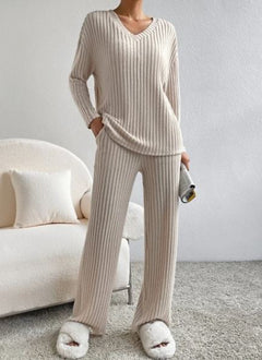 Casual 2-piece loungewear set with comfortable top and pants in soft fabric, ideal for relaxed everyday wear.