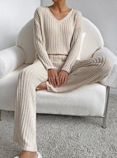 Casual 2-piece loungewear set with a relaxed fit, featuring a comfortable top and matching pants in soft fabric.