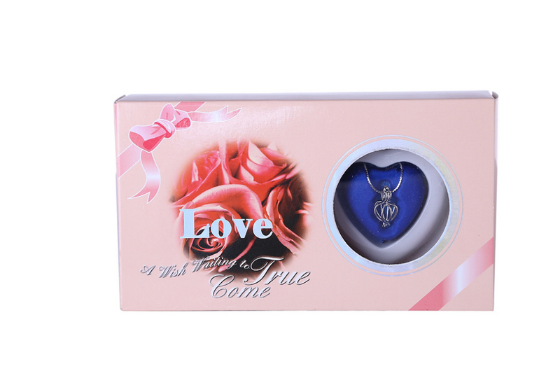 Pearl jewelry gift box with a freshwater pearl necklace displayed inside, showcasing elegant jewelry presentation.