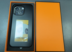 E-Ink phone case with customizable display on a slim protective cover for smartphones.